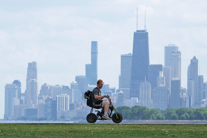 人口普查數據分析發現，伊利諾州居民淨遷入加州人口超過一萬，圖為民眾在芝加哥的密西根湖邊騎車。美聯社資料圖片