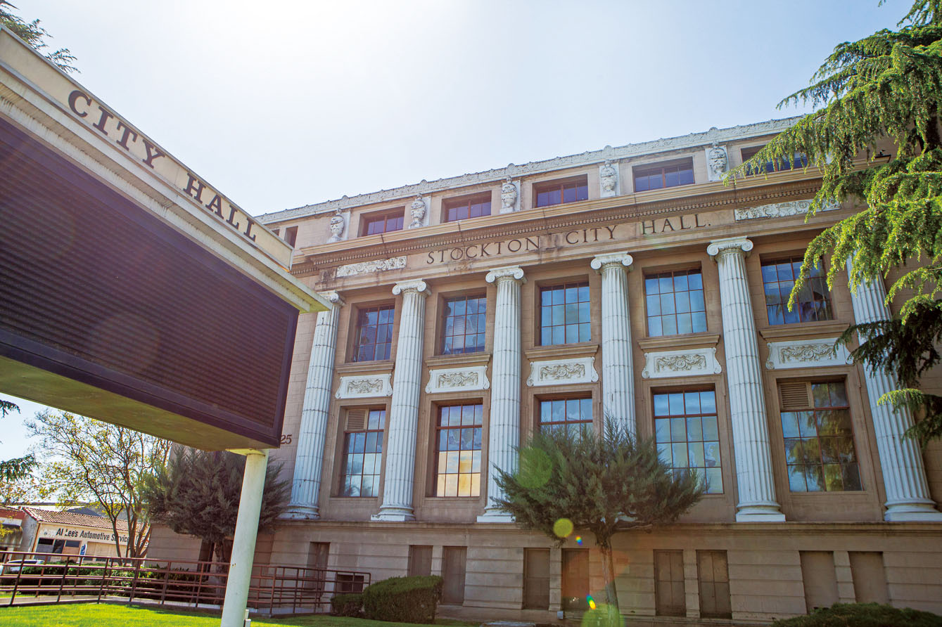 士德頓市府經理涉及奪命車禍，圖為士德頓市府大樓。灣區城市新聞社