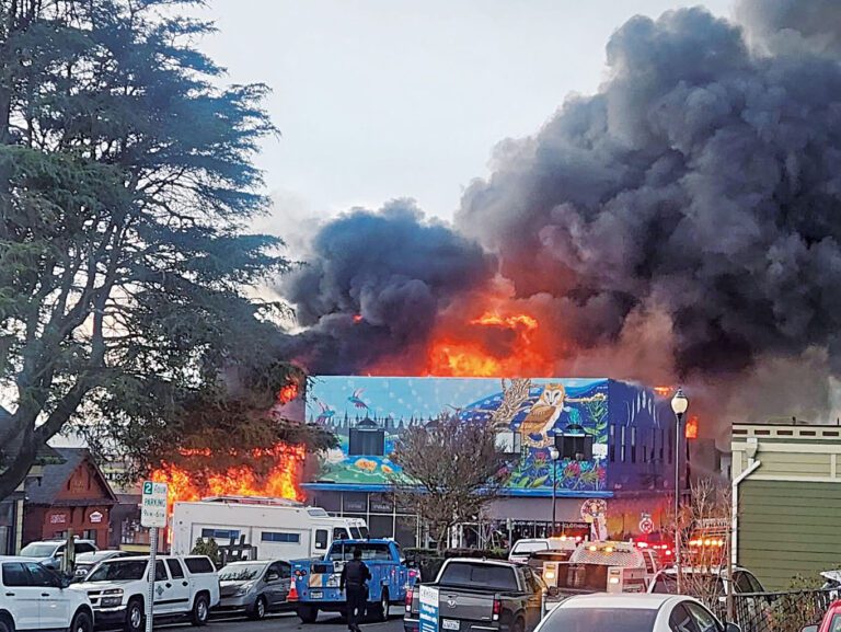 北加州阿卡塔市中心大火  多棟建築受損強制疏散