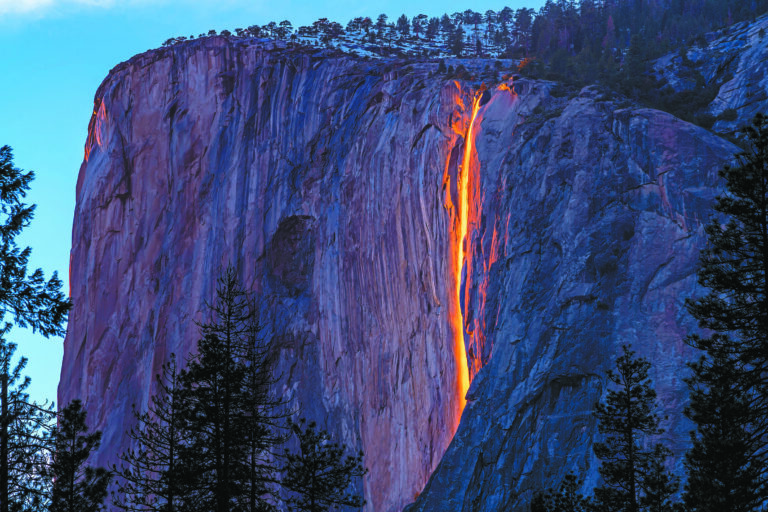 優山美地國家公園一般二月底會出現著名的「火瀑布」美景。Adobe Stock