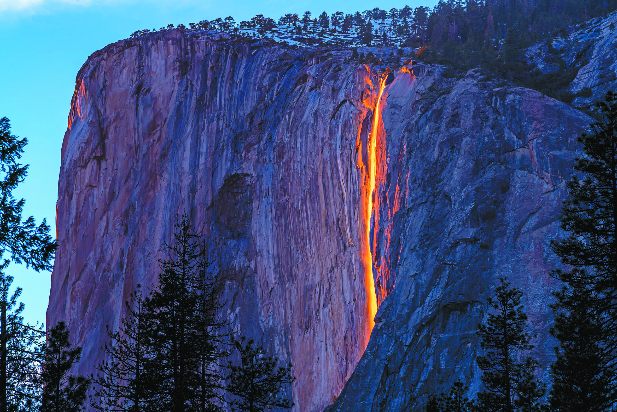 優山美地國家公園一般二月底會出現著名的「火瀑布」美景。Adobe Stock