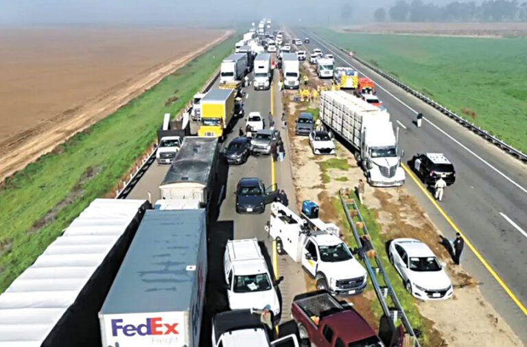 濃霧導致58號高速公路發生逾40輛汽車連環撞車事故。CHP