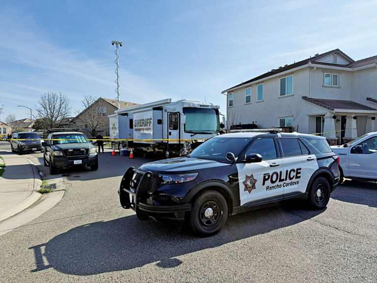 警方在四人命案現場展開調查。沙加緬度縣警局