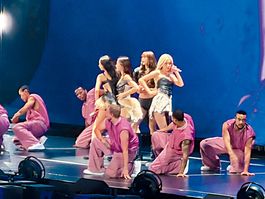 BLACKPINK以《Kill This Love》拉開序幕。