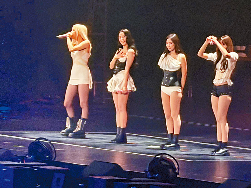 四女不斷向粉絲打招呼兼派心。