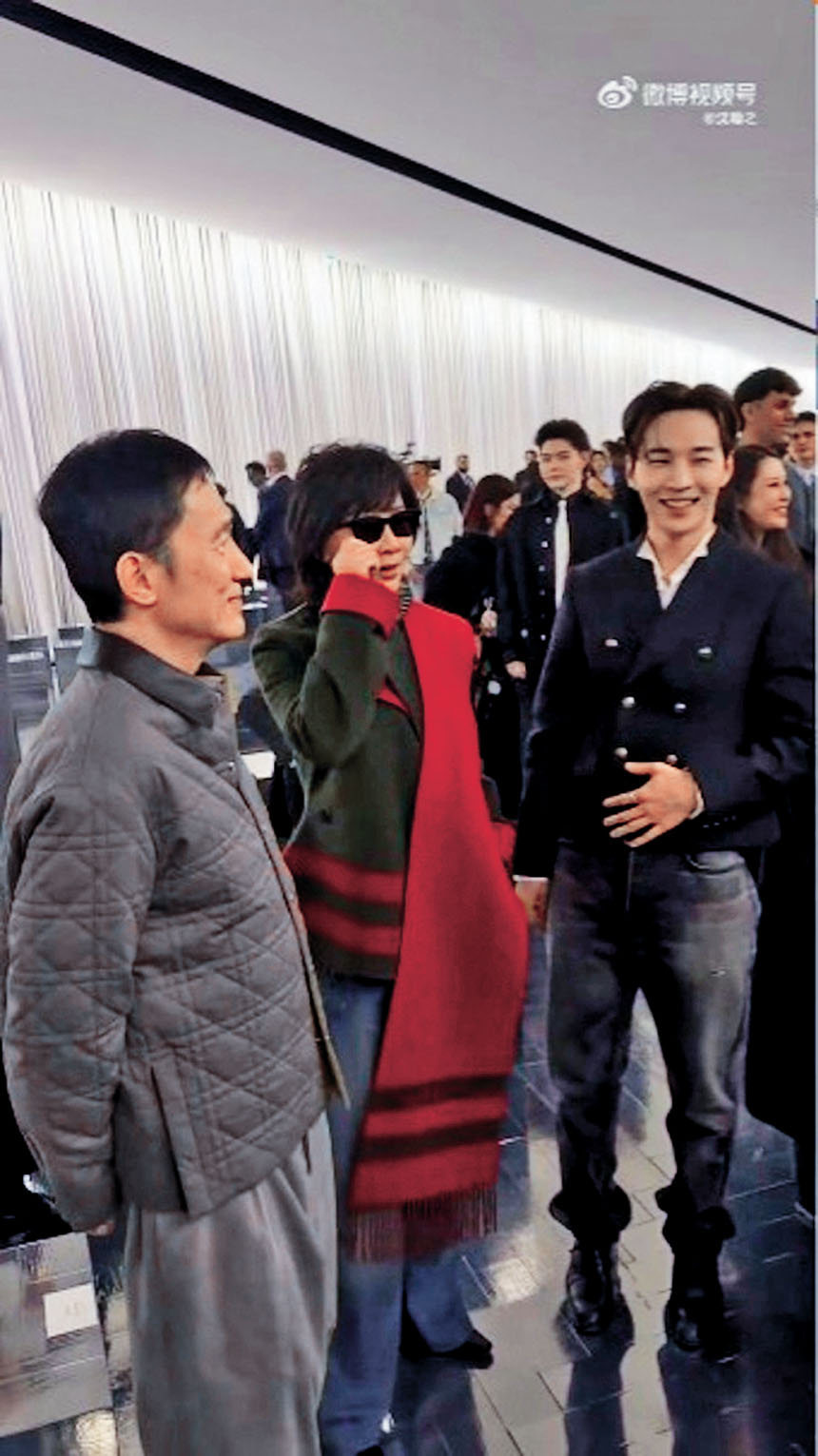 嘉玲與Junior-M成員Henry有講有笑，偉仔就繼續發揮「I人」本色，在旁邊微笑。