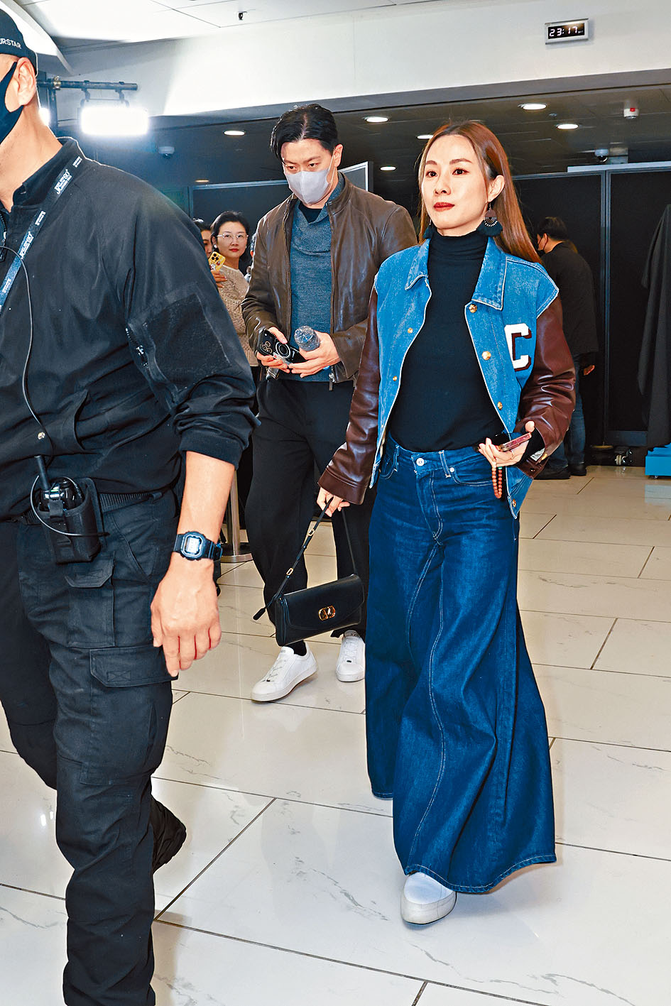 鄧麗欣與男友拍住拖睇騷。