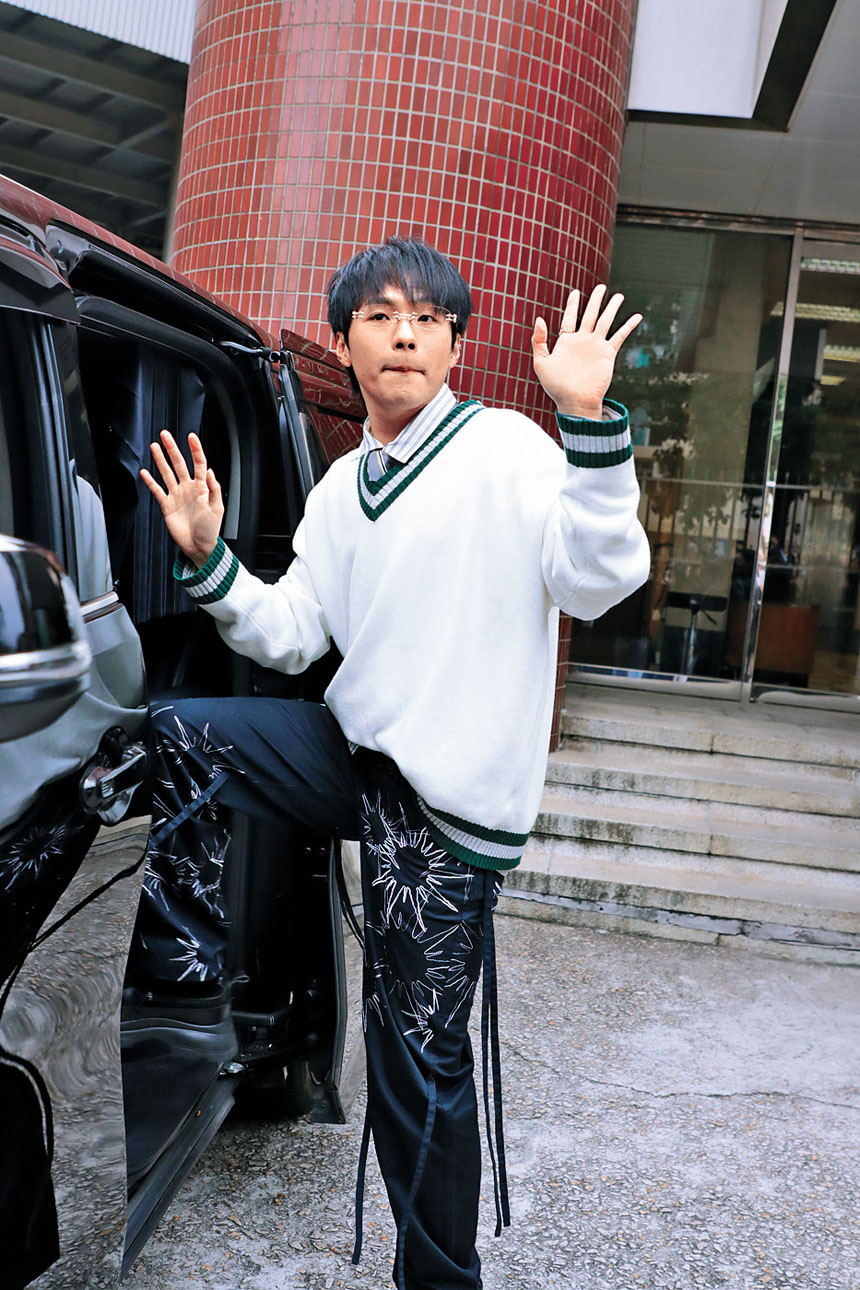 Ian上車離開時不忘向粉絲揮手道別。