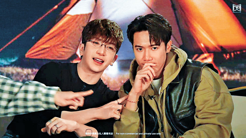 Anson Lo(左)直播時分享與家人去旅行的開心點滴。