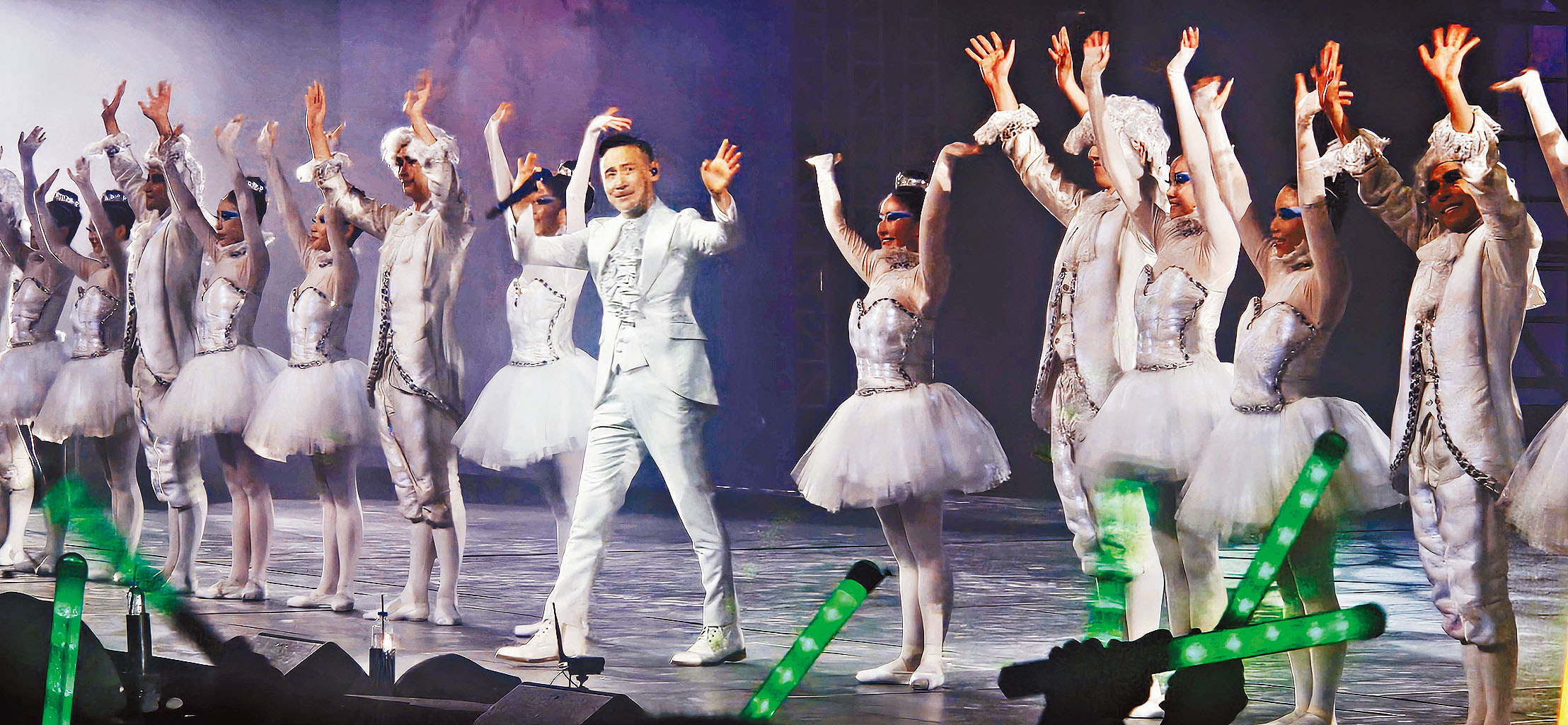 尾場學友繼續落力演出,感謝歌迷時亦頗為感觸。