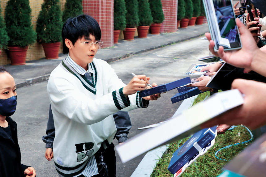 Ian爭取時間為粉絲簽名,但未有正面回答「破冰」一事。