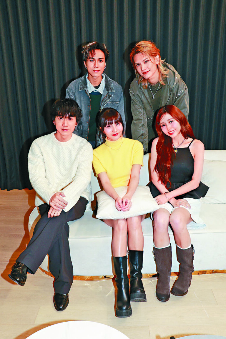 ■Jeremy（後右）、雷濠權（後左）、Ivy So（前右）、吳冰（中）及吳肇軒（前左）齊宣傳新節目《骰界》。