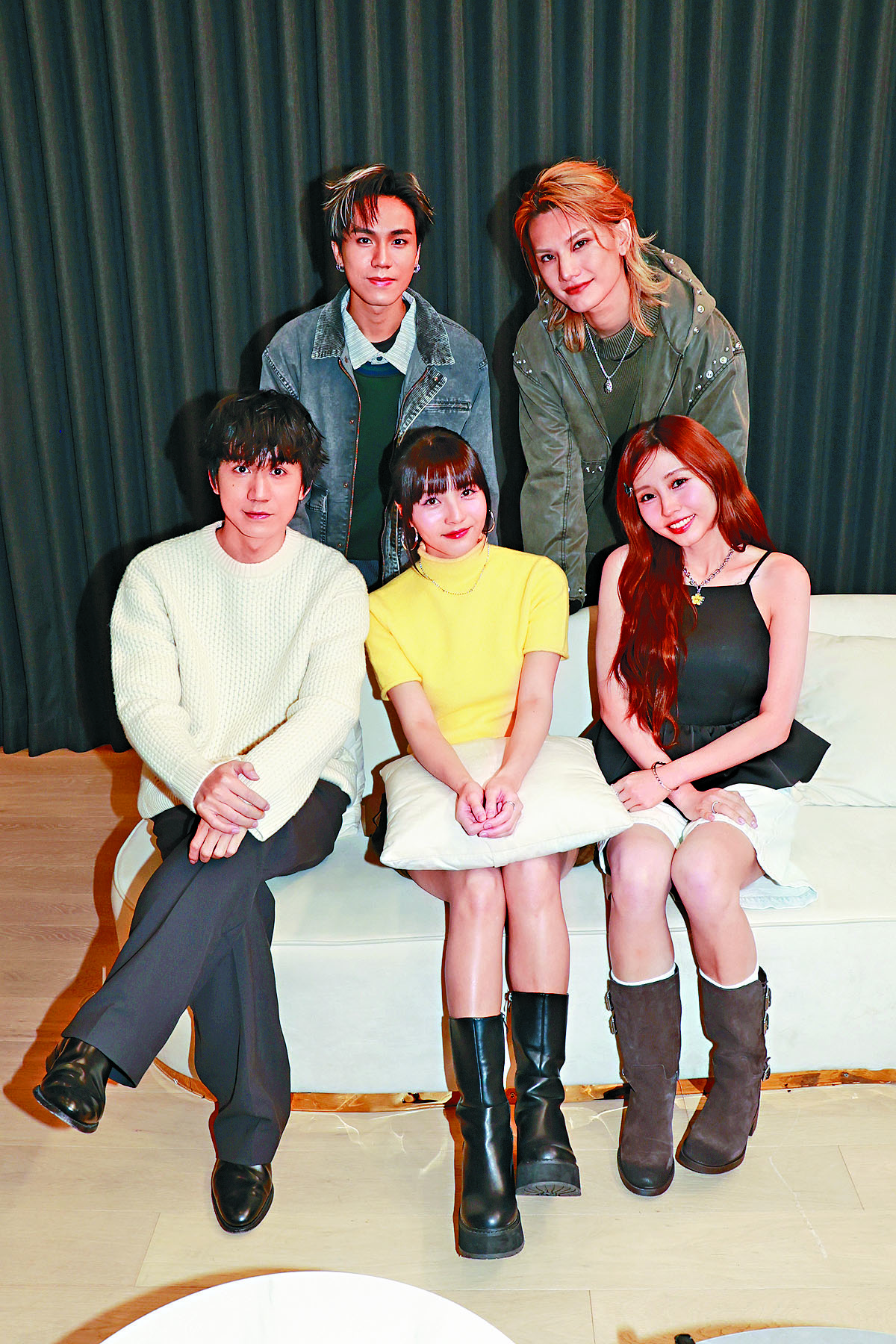 ■Jeremy（後右）、雷濠權（後左）、Ivy So（前右）、吳冰（中）及吳肇軒（前左）齊宣傳新節目《骰界》。