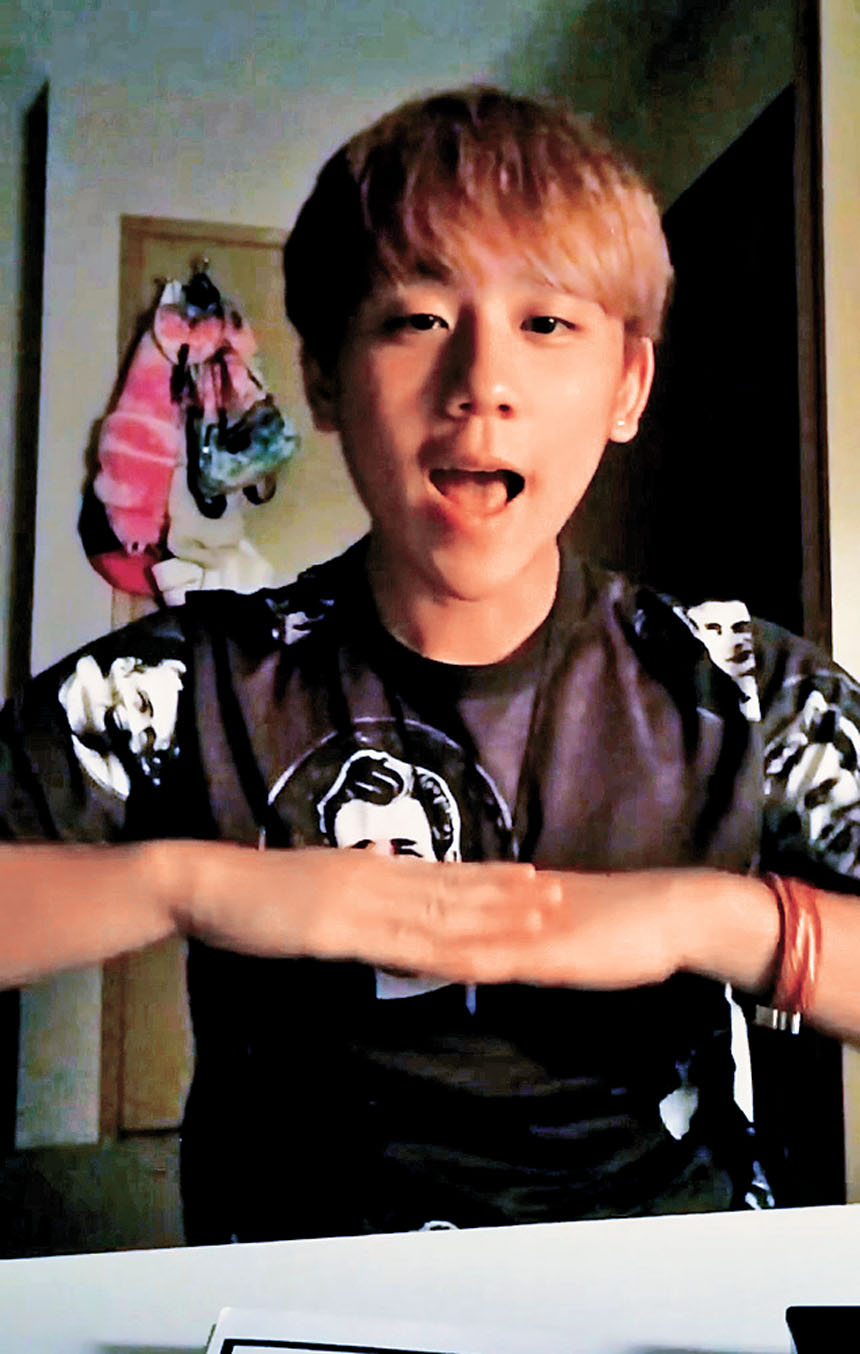 當年相貌青澀的姜濤在舊居夾口型唱歌。