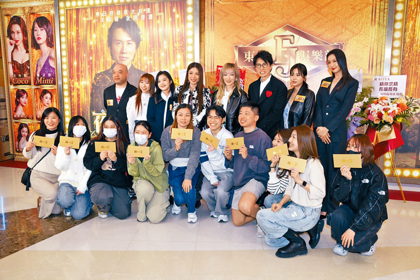 吳煒倫與一眾演員齊齊和粉絲開心合照留念。