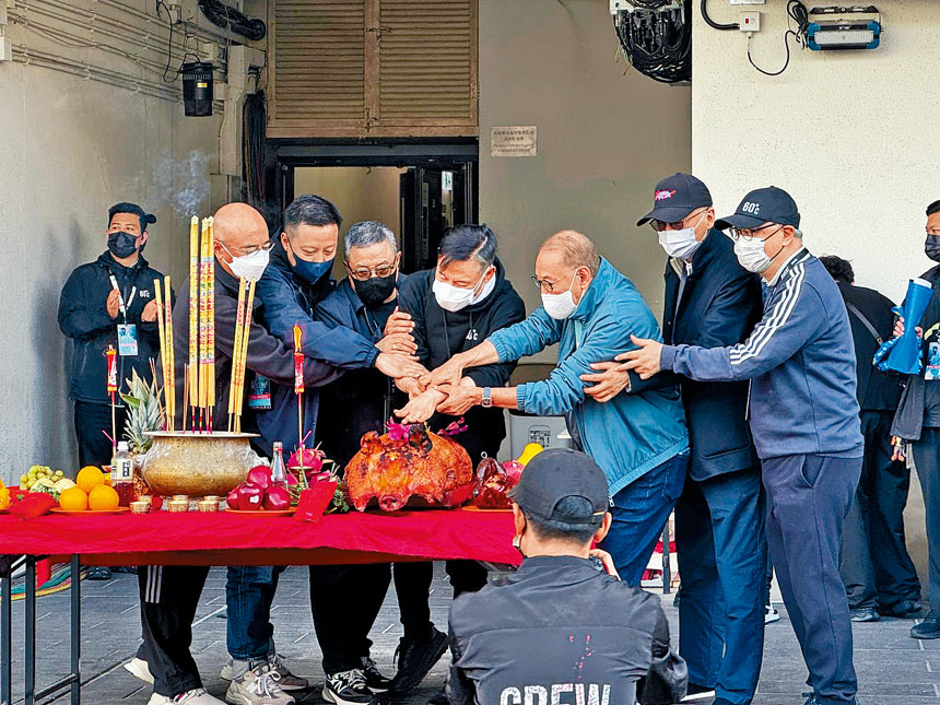 張學友為紅館尾場騷舉行拜神儀式，被粉絲要求不能退休。