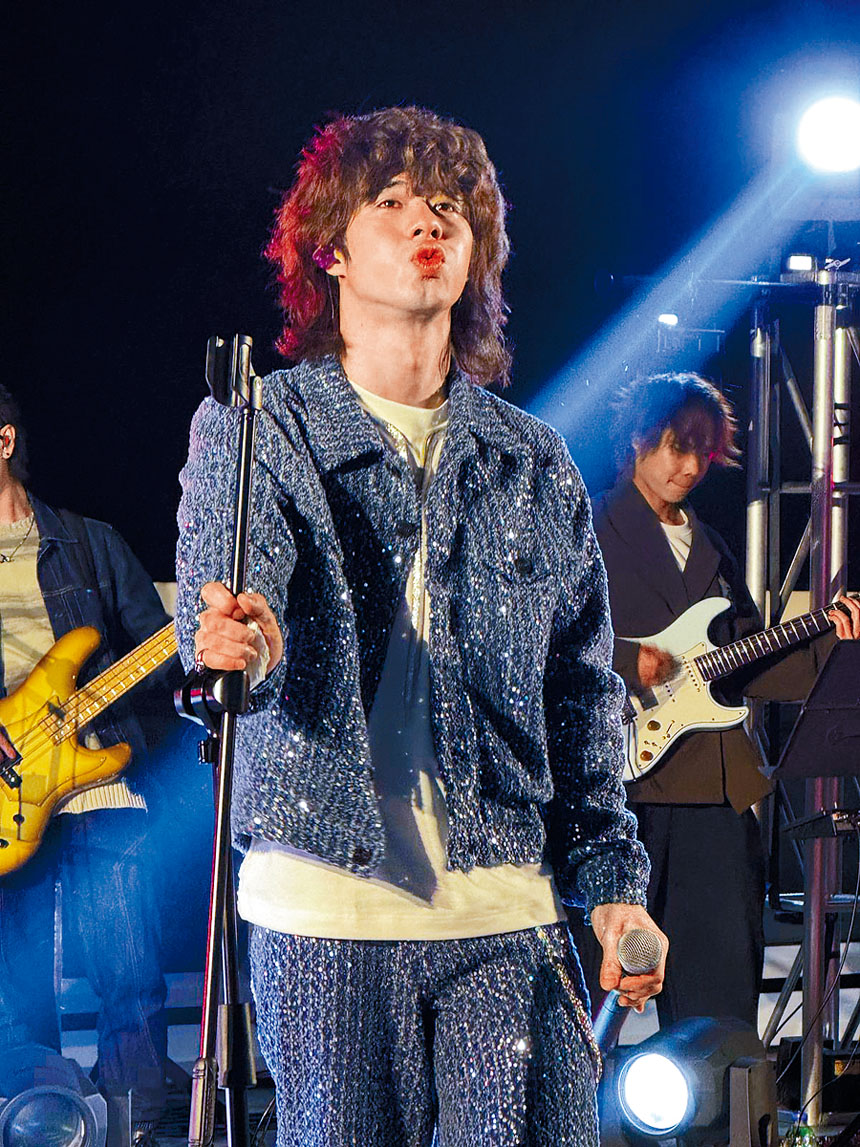 曾比特在唱到《天空沒有極限》時，感觸落淚。