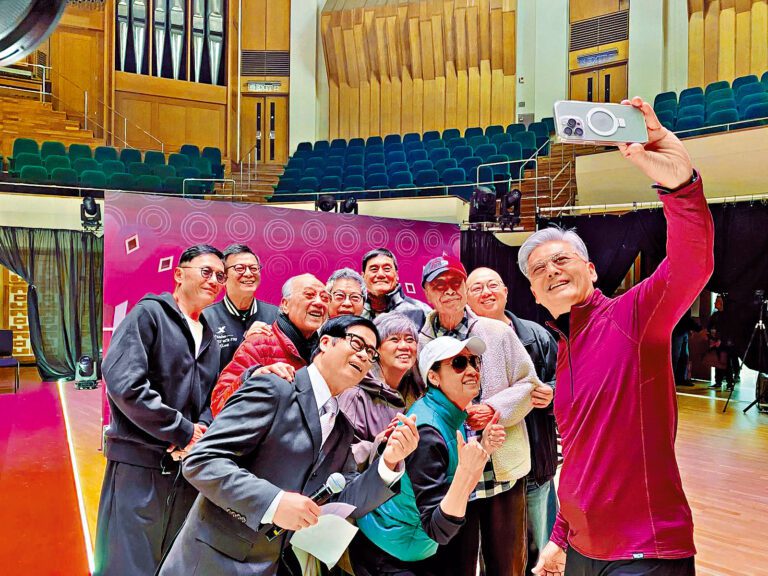 發哥都有來撐鵬哥演唱會，仲揸機同一班老友玩自拍。