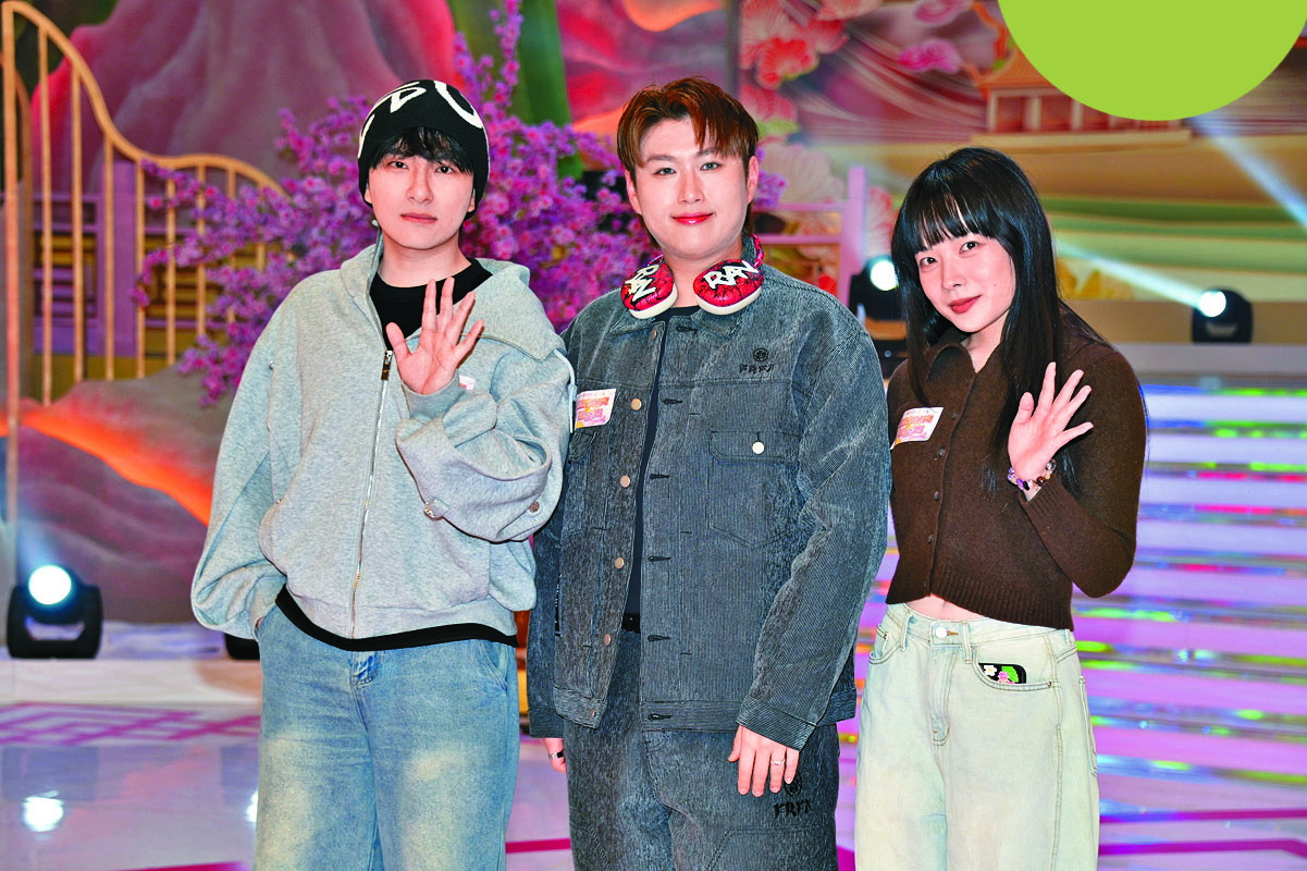 ■胡子貝、馮熙燮及柯雨霏齊為賀年節目綵排。