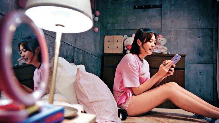 游游的「居家青春長腿」裝扮十分矚目！