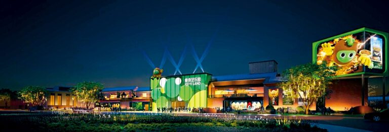 揚州愛奇藝樂園定於2月8日開幕，食正新春觀光潮之勢，有望為樂園打響頭炮。 .c2-c3 以熱爆懸疑劇《唐朝詭事錄》為主題的「唐朝詭事錄主題街區」，讓遊客做探員，跟著「費雞師」（右圖）揭開「人面鷹」之謎。 .c4-c5 懷舊街區中設有《狂飆》男主角「高啟強」的老宅，與劇中場景（右圖）相比，像真度甚高。 .c6-c7 《蓮花樓》劇迷可到劇中主角「李相夷」（上圖）所創之「四顧門」打卡。 .c8-c9 遊客亦可與《我的阿勒泰》一班要角 （右圖）， 一起欣賞草原上的日升月落。