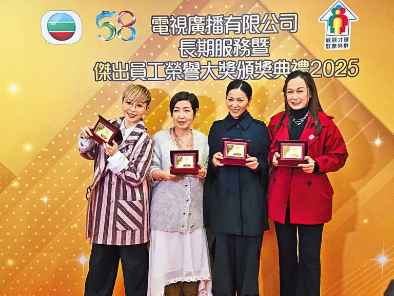 （左起）湯盈盈、黎芷珊、滕麗名及姚瑩瑩一同分享喜悅。