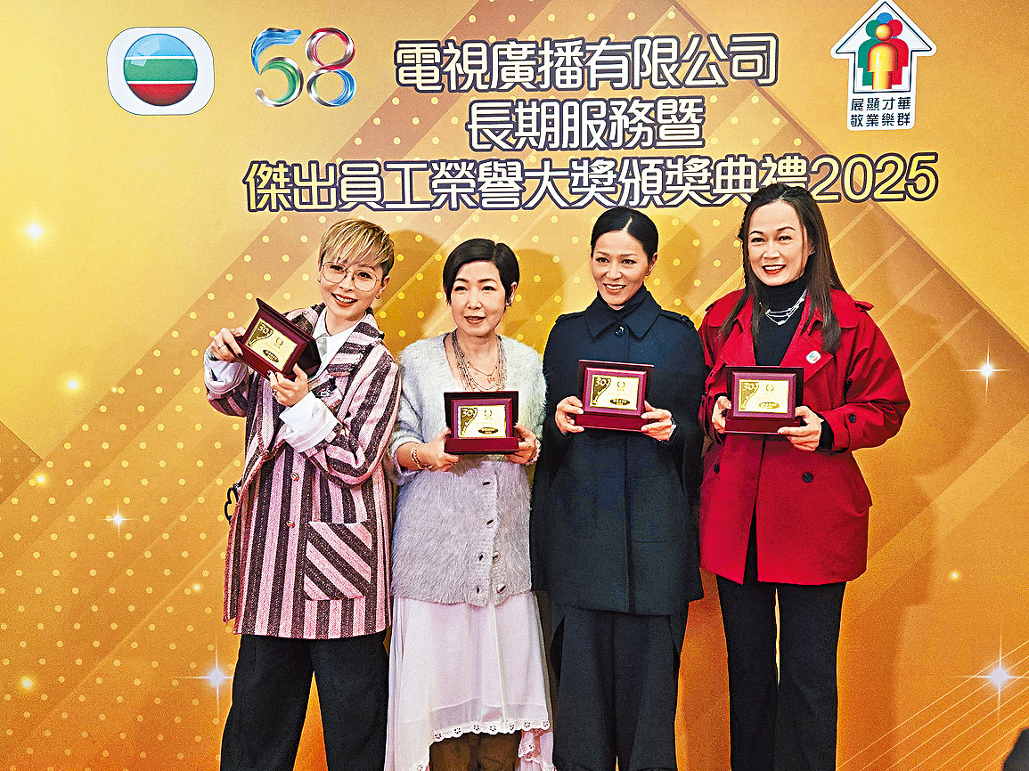 （左起）湯盈盈、黎芷珊、滕麗名及姚瑩瑩一同分享喜悅。