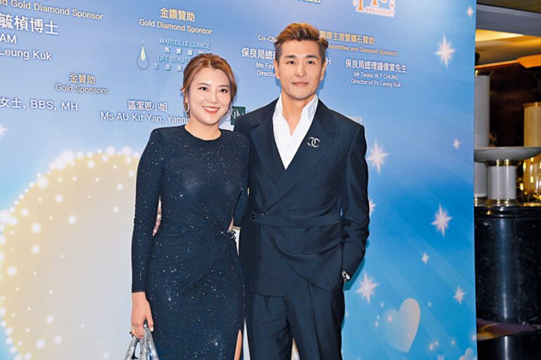 陳展鵬與太太單文柔盛裝出席活動。