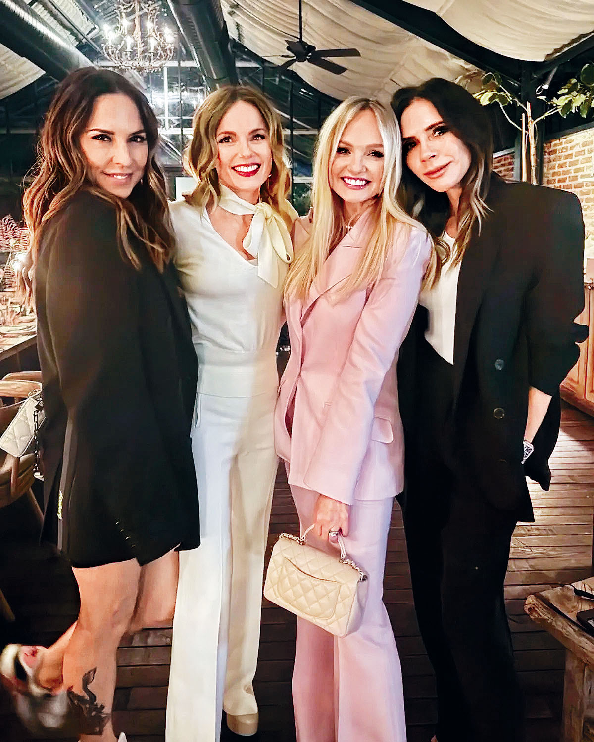 ■Victoria(右一)上周六依約出席辣妹隊友Emma(右二)的50歲生日派對。