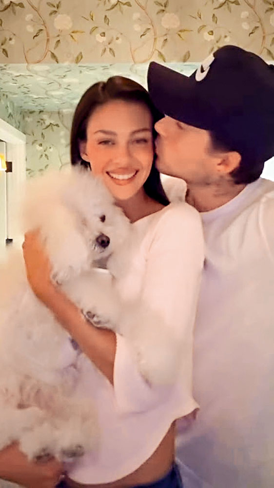 這邊廂奶奶獲授勳，那邊廂新抱妮歌娜上載與Brooklyn晒恩愛片段，狀若示威。