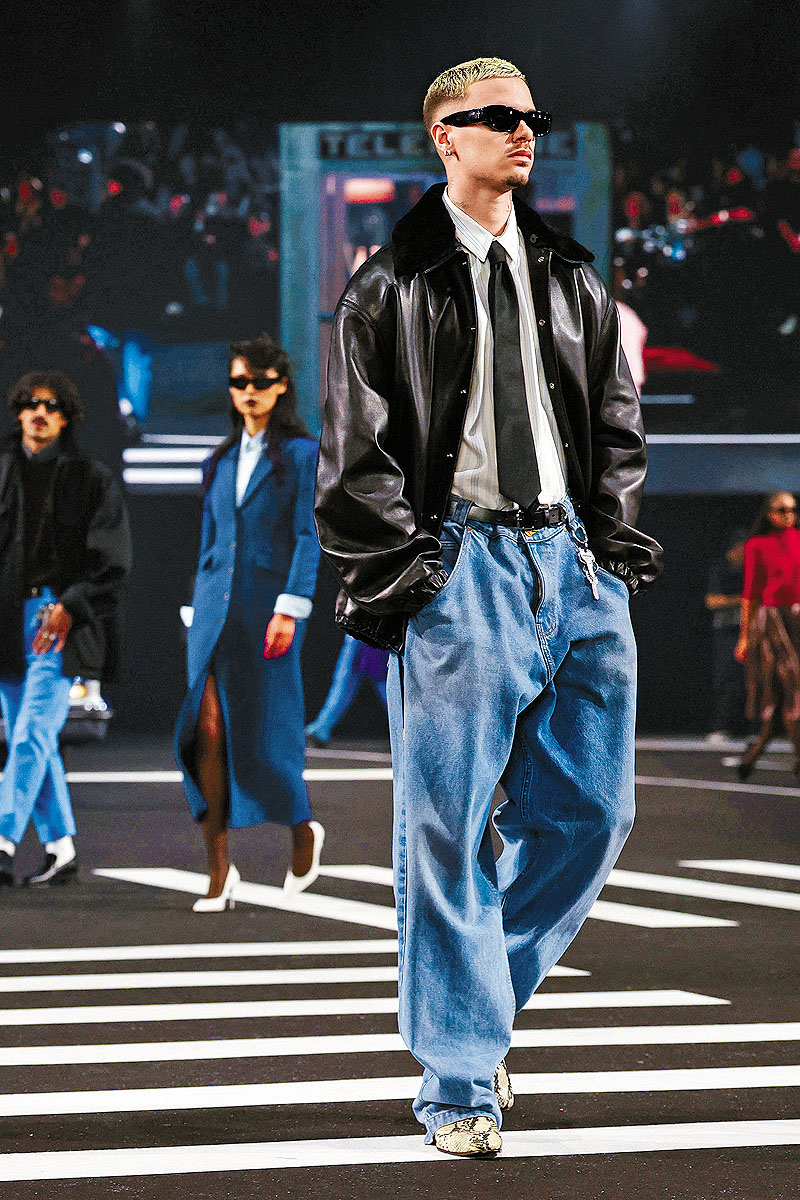 ■上周六,二仔Romeo在巴黎為品牌行時裝騷。