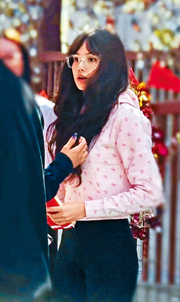 BLACKPINK成員Lisa昨日戴上眼鏡、素顏去拜神。