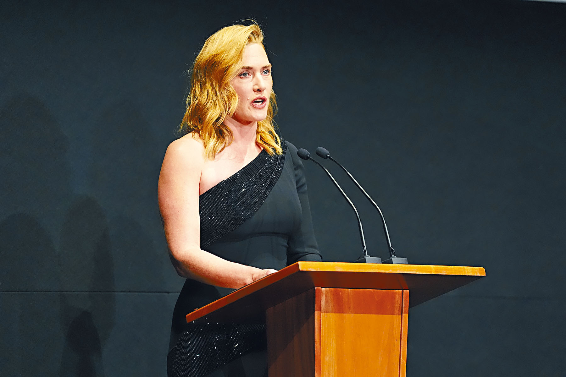 琦溫斯莉上台介紹英皇的紀錄片。美聯社