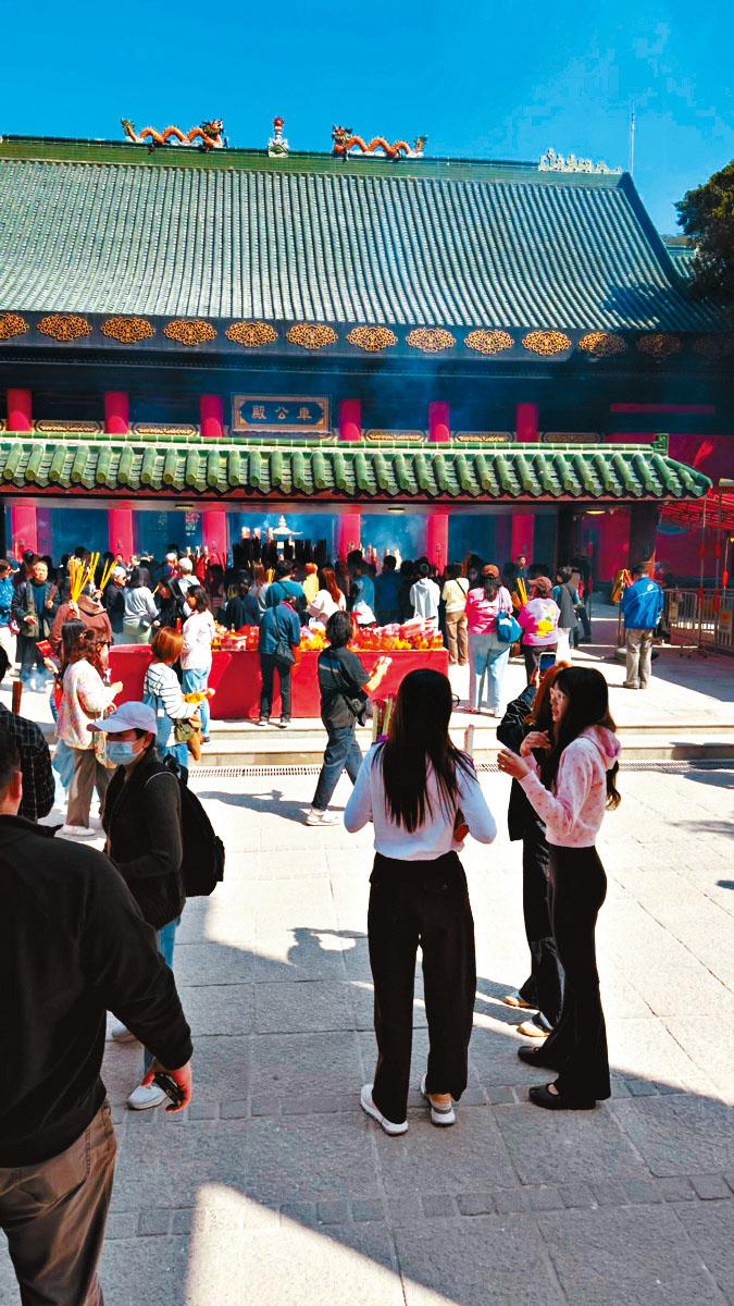 Lisa昨日被拍到去沙田車公廟拜神,被不少fans認出。