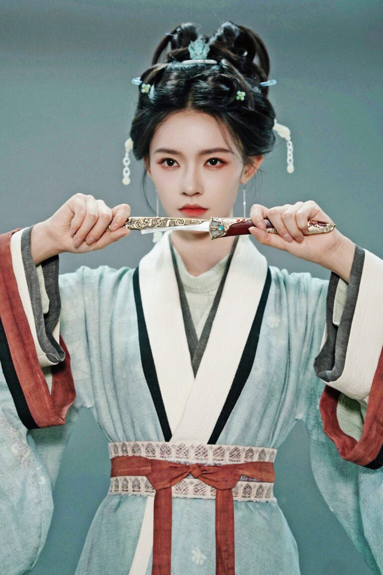 林允正在拍攝《歸鸞》，古裝扮相驚艷。網上圖片 .c2-c3 從畫面可見，工作人員拿出「速效救心丸」給林允服用。網上圖片