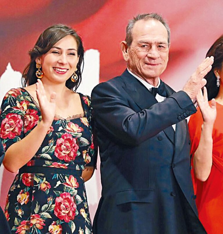 一份法庭文件指，湯美（右）女兒Victoria在10月時證實已懷孕。