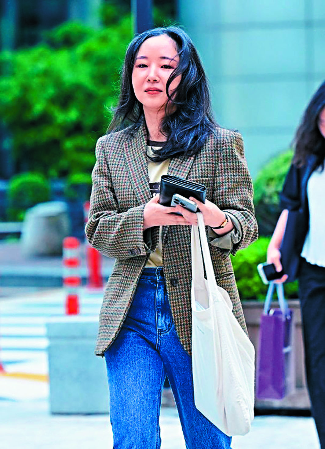 ■閔熙珍昨透過律師開記招，否認有挖角NewJeans。