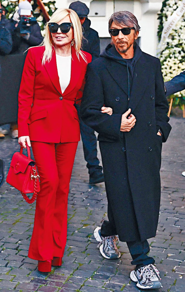 Donatella前日去瞻仰遺容時，特別穿上紅色向華倫天奴致敬。路透社