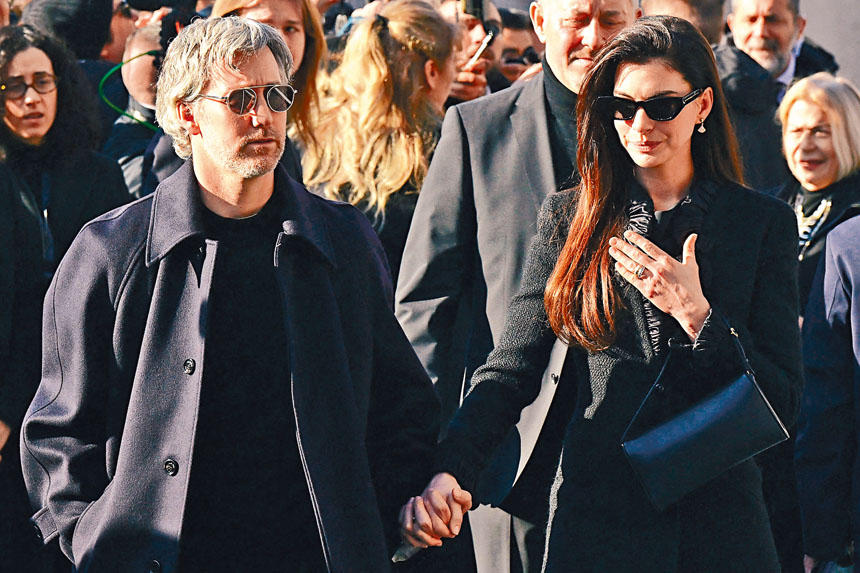 安妮出席華倫天奴喪禮，數度拭淚。法新社