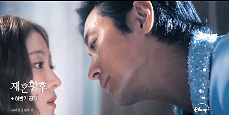 《再婚皇后》朱智勳靠向李世榮，充滿曖昧氣氛。