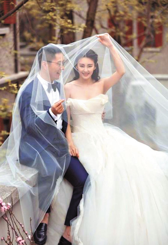 張雨綺與袁巴元的結婚照。網上圖片