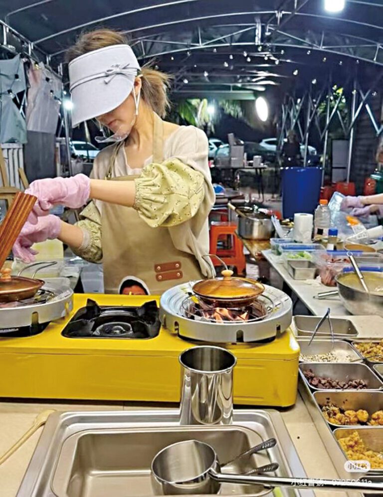 趙露思海南街頭  擺攤賣小吃