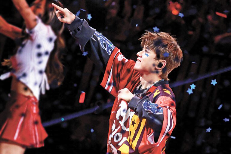 張杰在演唱會上宣布，不再參加任何需要歌迷投票的活動。網上圖片 .c2/c3 張杰對粉絲許下承諾：「我會唱到80+」。網上圖片