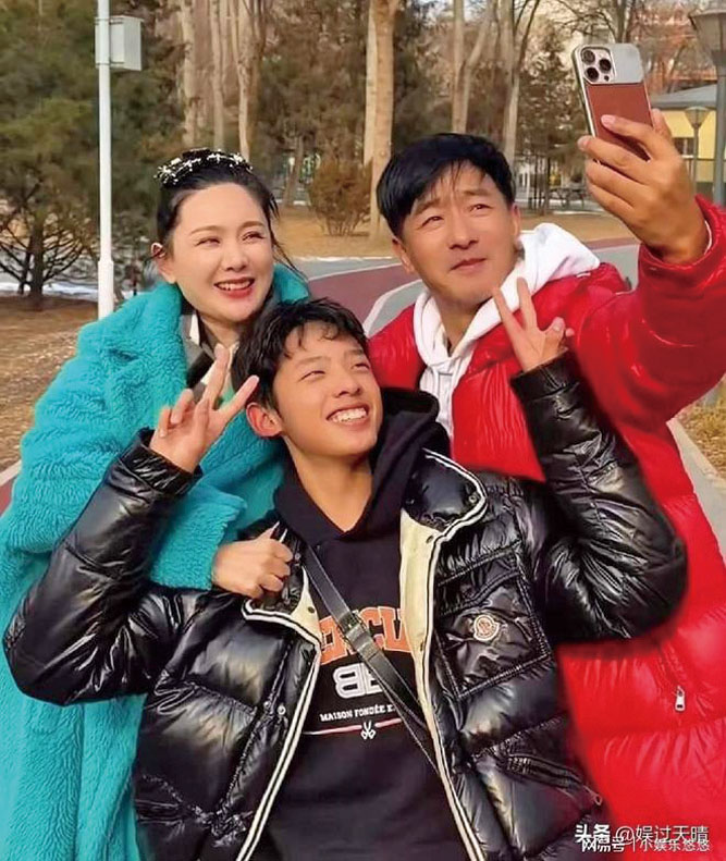 程麗莎一家三口