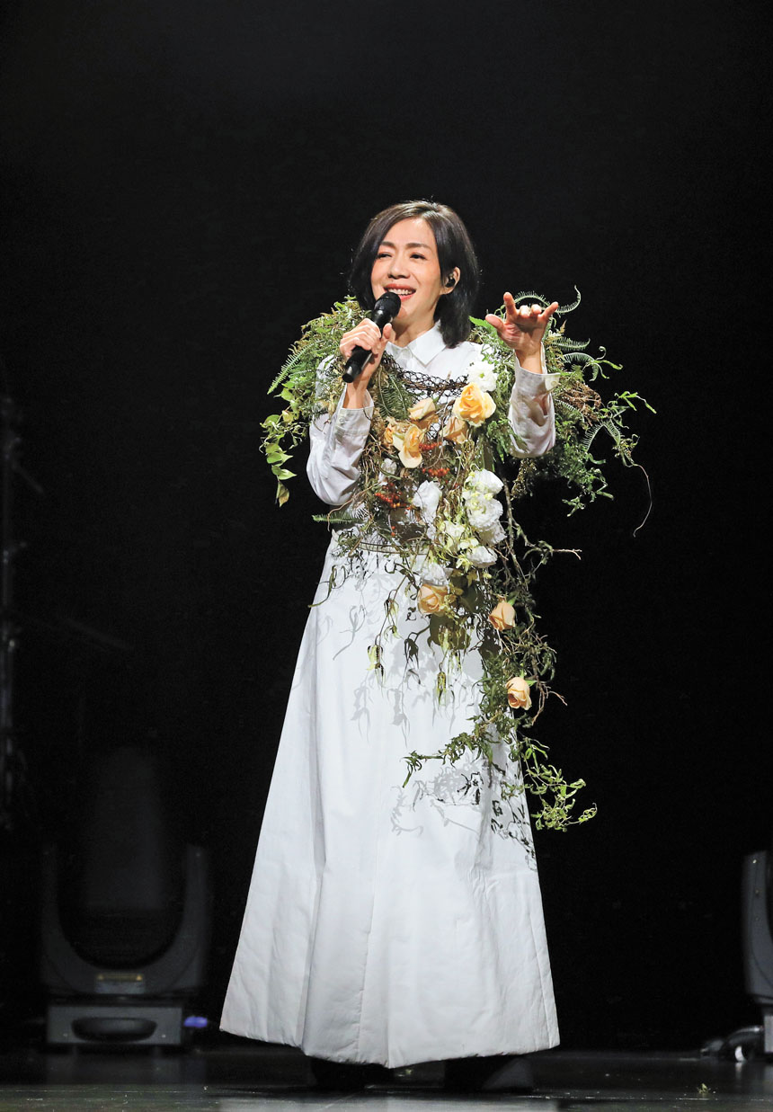 萬芳以流行歌手身分出道,因為經典歌曲《猜心》、《新不了情》以及連續幾首歌曲被選為當年8點檔戲劇主題曲,成為暢銷歌手,進而打響知名度。中通社資料圖片