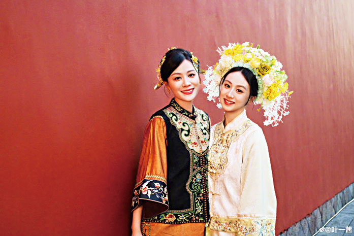 葉一茜分享與女兒森碟的簪花美照。網上圖片