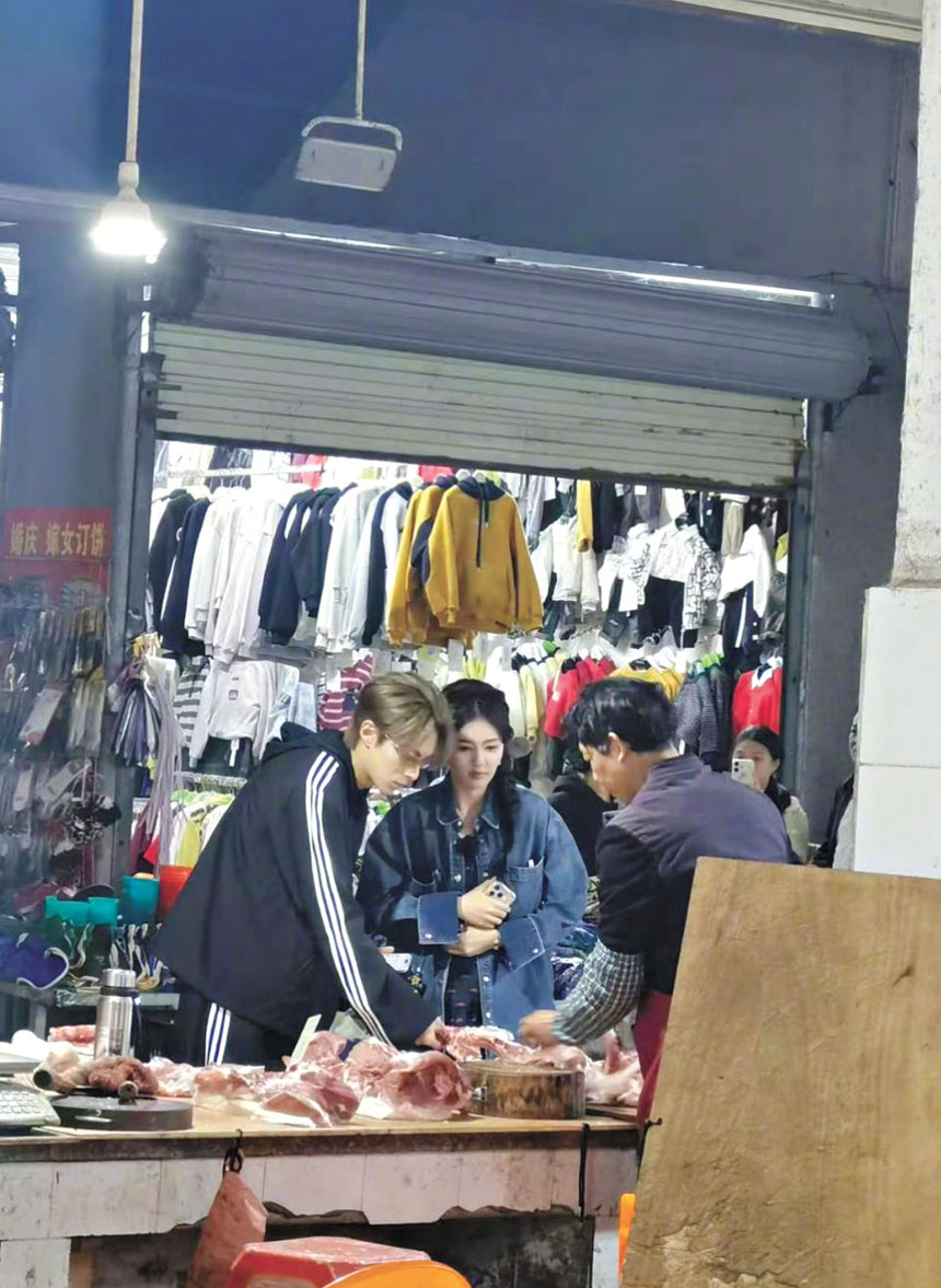 王鶴棣和白鹿在菜市場採購。網上圖片