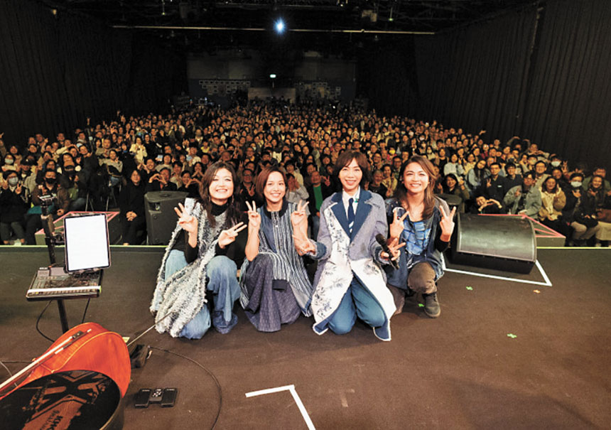 「萬芳與壯女們」演出吸引滿滿粉絲到場搶看。網上圖片