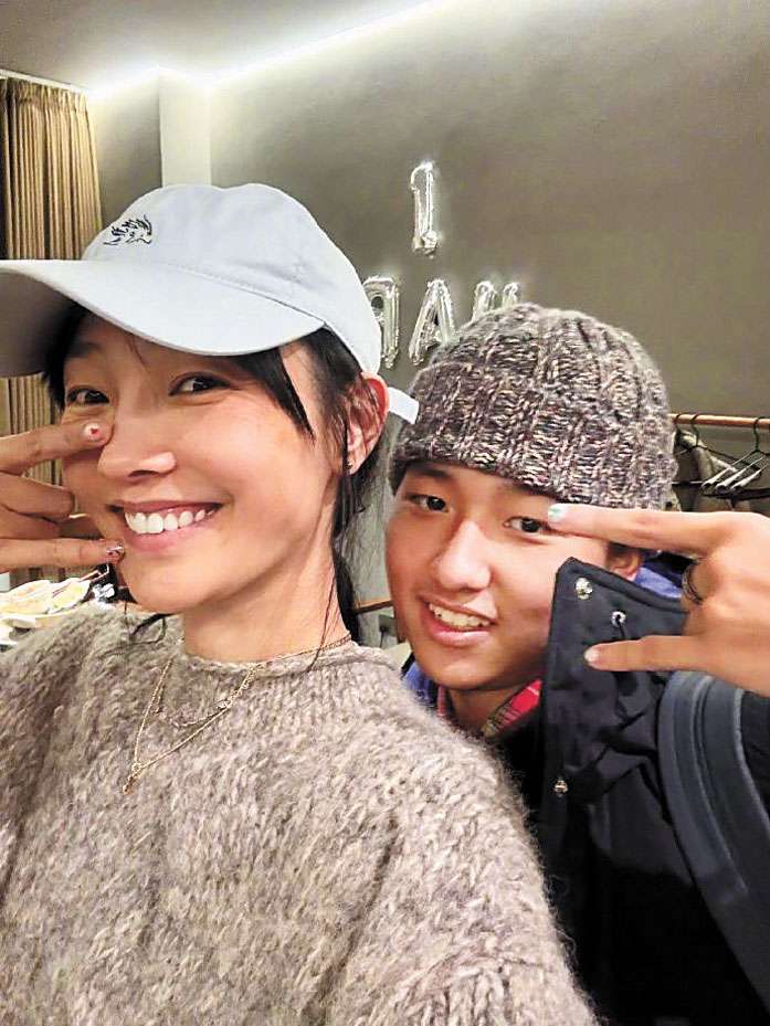 白百何在社交平台分享與大兒子的合照。網上圖片