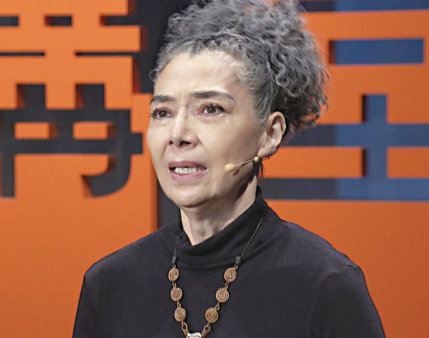 賴佩霞談到女婿離世時，神情哀傷。網上圖片